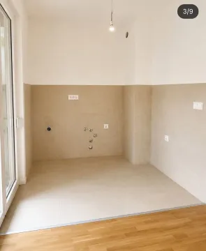 Nezavršen prostor sa priključcima za kuhinju i popločanim zidovima. - image 7