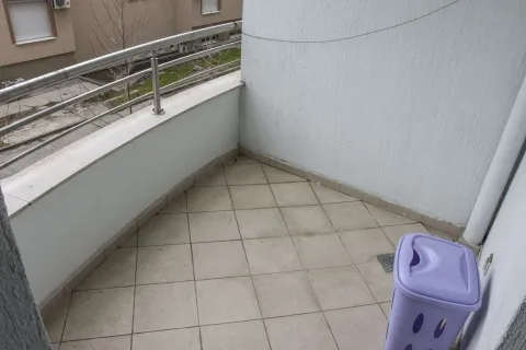 Balkon sa pločicama i metalnom ogradom. - image 4