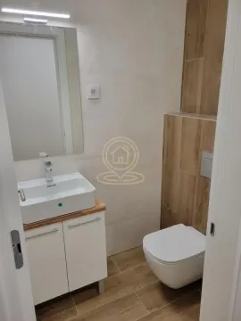 Manje kupatilo sa umivaonikom, ormarićem i ugradnom šoljom. - image 7