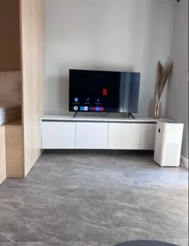 Dnevni boravak sa TV komodom i televizorom. - image 13