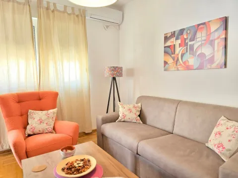 Rent, one bedroom apartment, 47m², Budva, Crna Gora - image 19