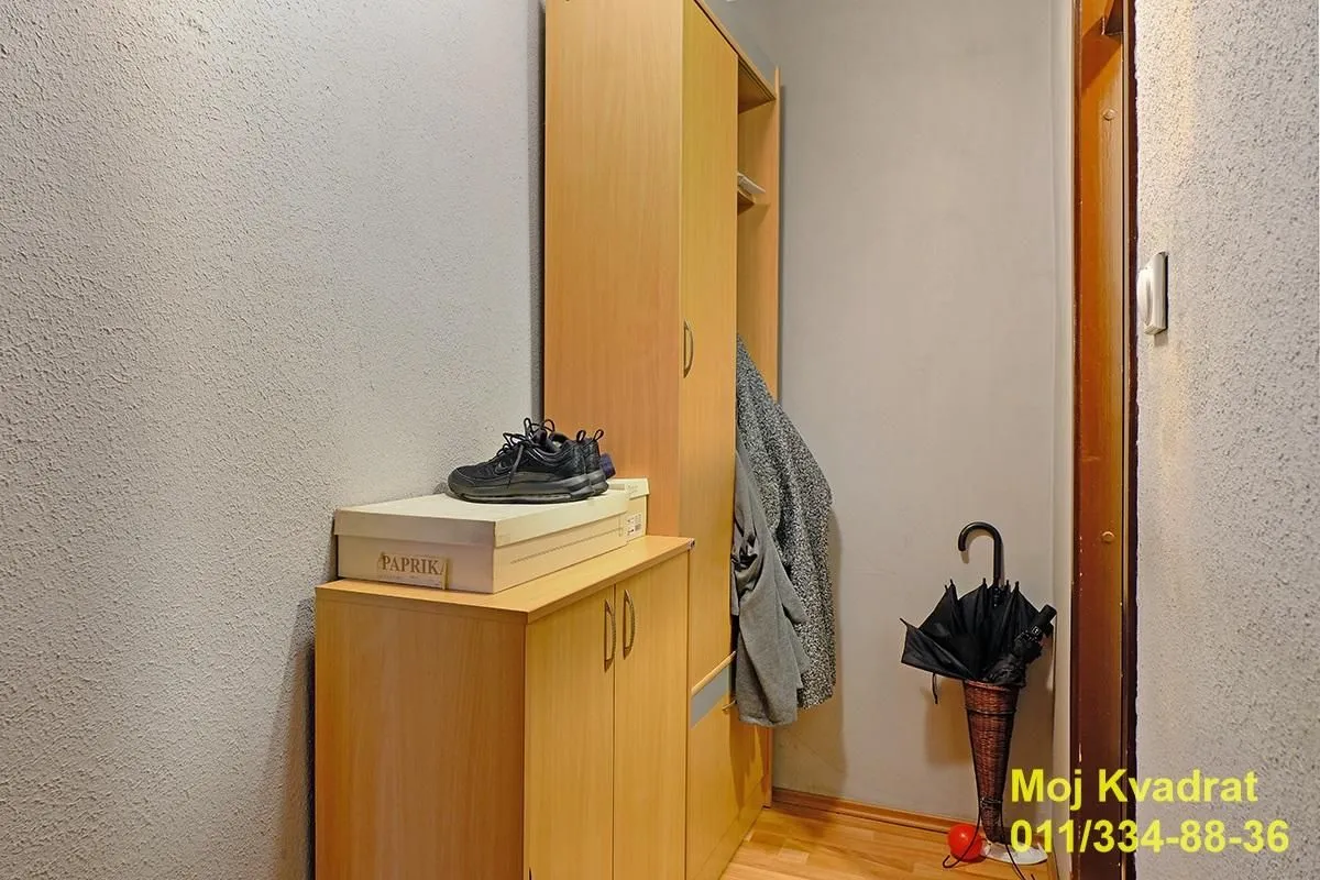 Hodnik sa ormanom i cipelarnikom.