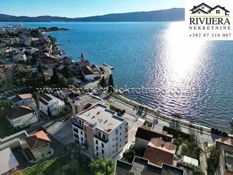 Pogled iz vazduha na stambenu zgradu i obalu mora sa naseljem. - image 8