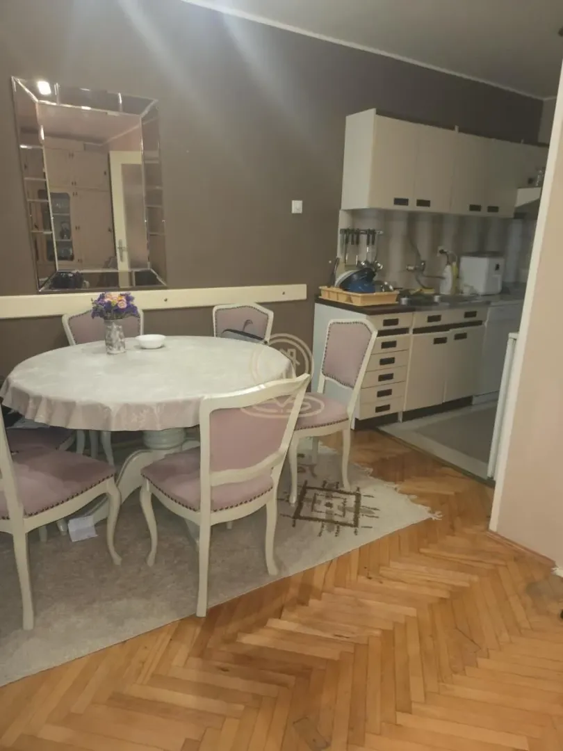 Kuhinja sa trpezarijom i garniturom za sedenje.