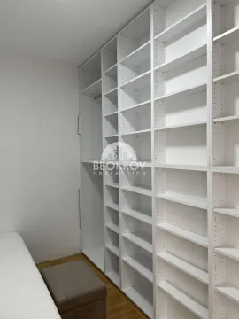 Garderoba sa velikim belim ugradnim ormarom sa policama. - image 7