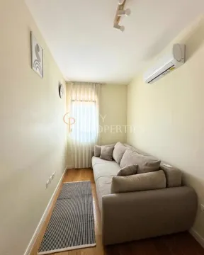 Manja dnevna soba sa ugaonom garniturom i klima uređajem. - image 6
