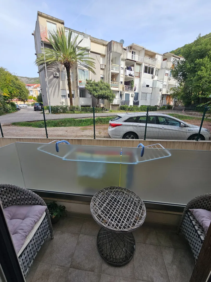 Furnished terrace with seating furniture and a view of the building and surroundings.