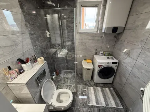 Moderno kupatilo sa tuš kabinom, wc šoljom i veš mašinom. - image 18