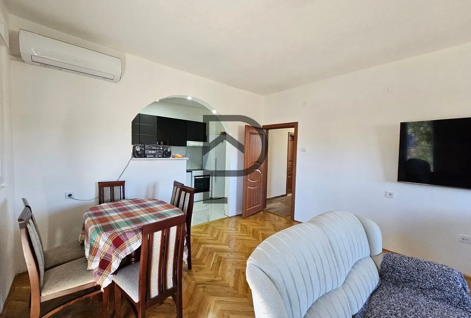 Izdavanje, dvosoban stan, 91m², Gornja Gorica, Podgorica