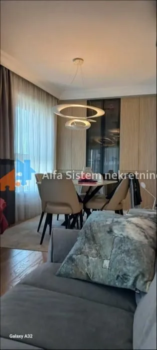Izdavanje, trosoban stan, 92m², Savski Venac, Beograd