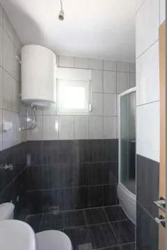 Kupatilo opremljeno tuš kabinom, sanitarijama i bojlerom. - image 15