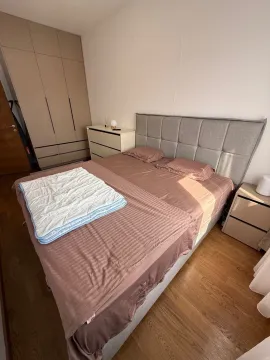 Namještena spavaća soba sa bračnim krevetom, plakarom i noćnim stočićima. - image 15