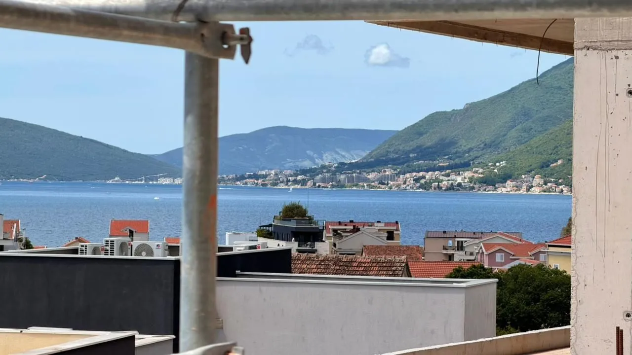 Pogled na more i planine sa terase objekta u izgradnji.
