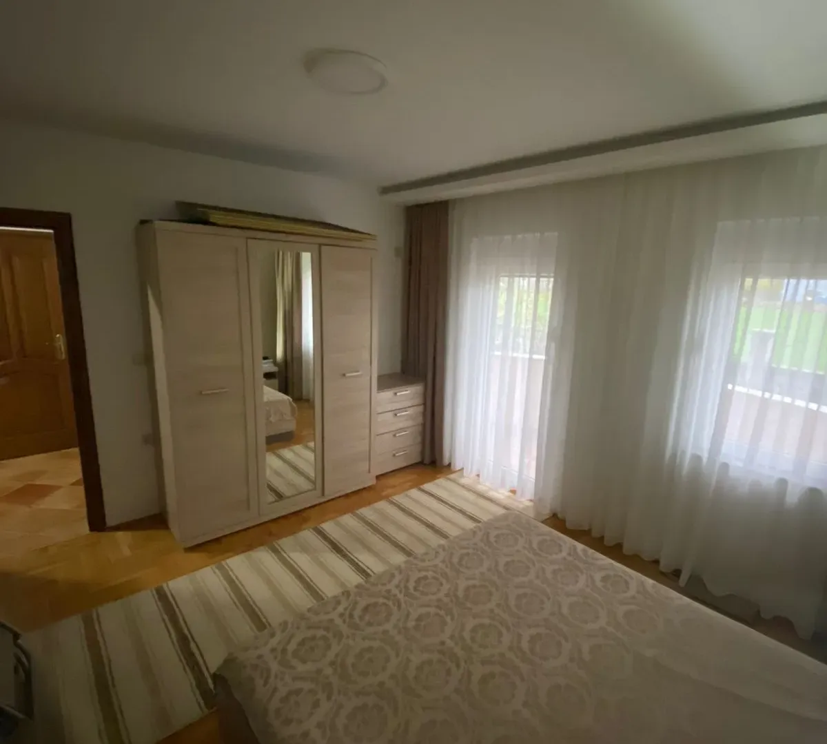 Izdavanje, kuća, 250m², Karaburško Polje, Podgorica