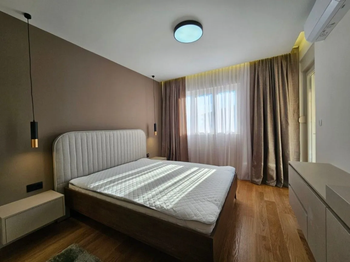 Izdavanje, dvosoban stan, 110m², Central Point, Podgorica