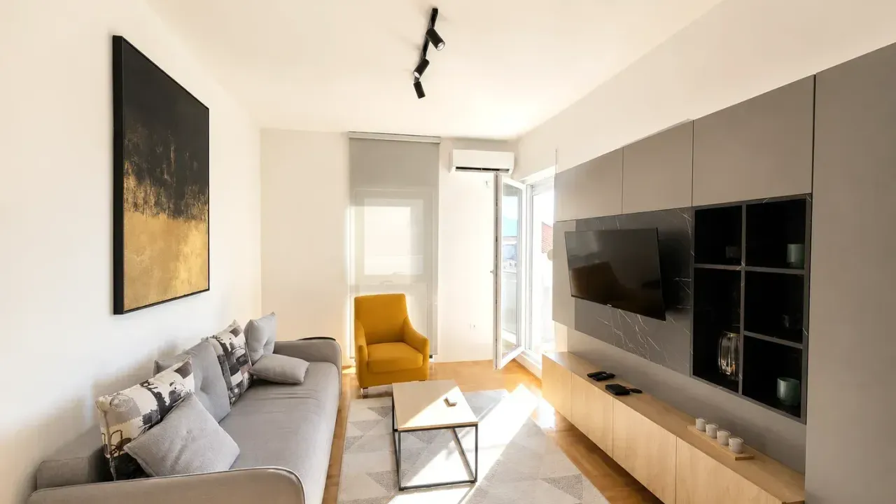 Izdavanje, stan, 50m², Tivat, Crna Gora