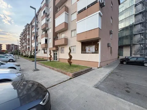 Spoljašnji izgled stambene zgrade sa parkingom i uređenim prilazom. - image 14