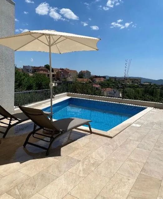 Izdavanje, dvosoban stan, 71m², Mažina, Tivat