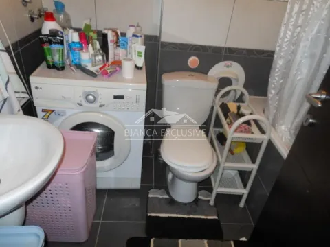 Kupatilo sa toaletom, mašinom za veš i umivaonikom. - image 8