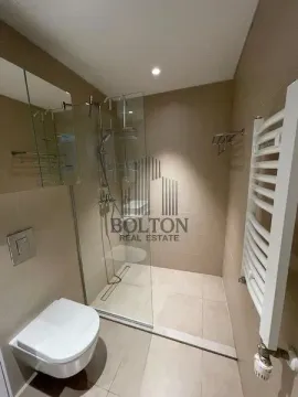 Savremeno opremljeno kupatilo sa tuš kabinom i ugradnom sanitarijom. - image 13