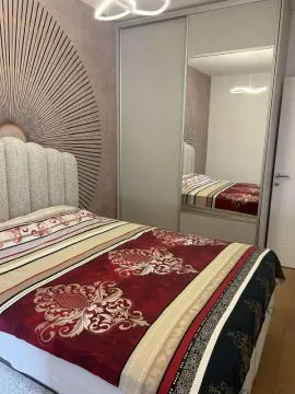 Namještena spavaća soba sa bračnim krevetom i velikim ugradnim ormarom sa ogledalom. - image 10