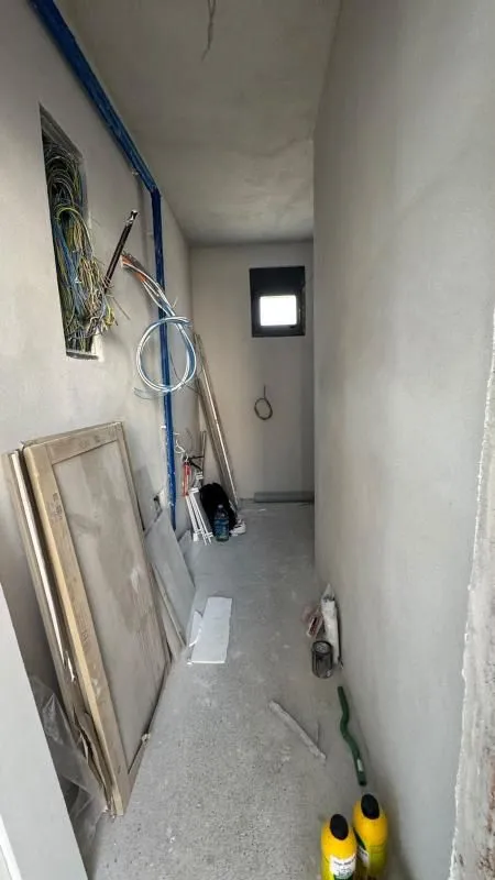 Hodnik u fazi grubih građevinskih radova sa izvedenim instalacijama.