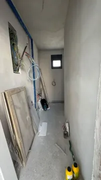 Hodnik u fazi grubih građevinskih radova sa izvedenim instalacijama. - image 6