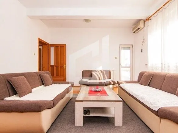 Living room with a sofa set and a coffee table.