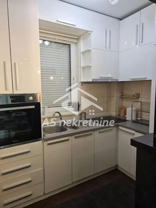 Izdavanje, četvorosoban stan, 96m², Vračar Sve Podlokacije, Beograd