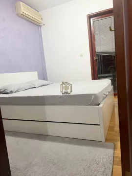 Spavaća soba sa bračnim krevetom i klima uređajem. - image 6