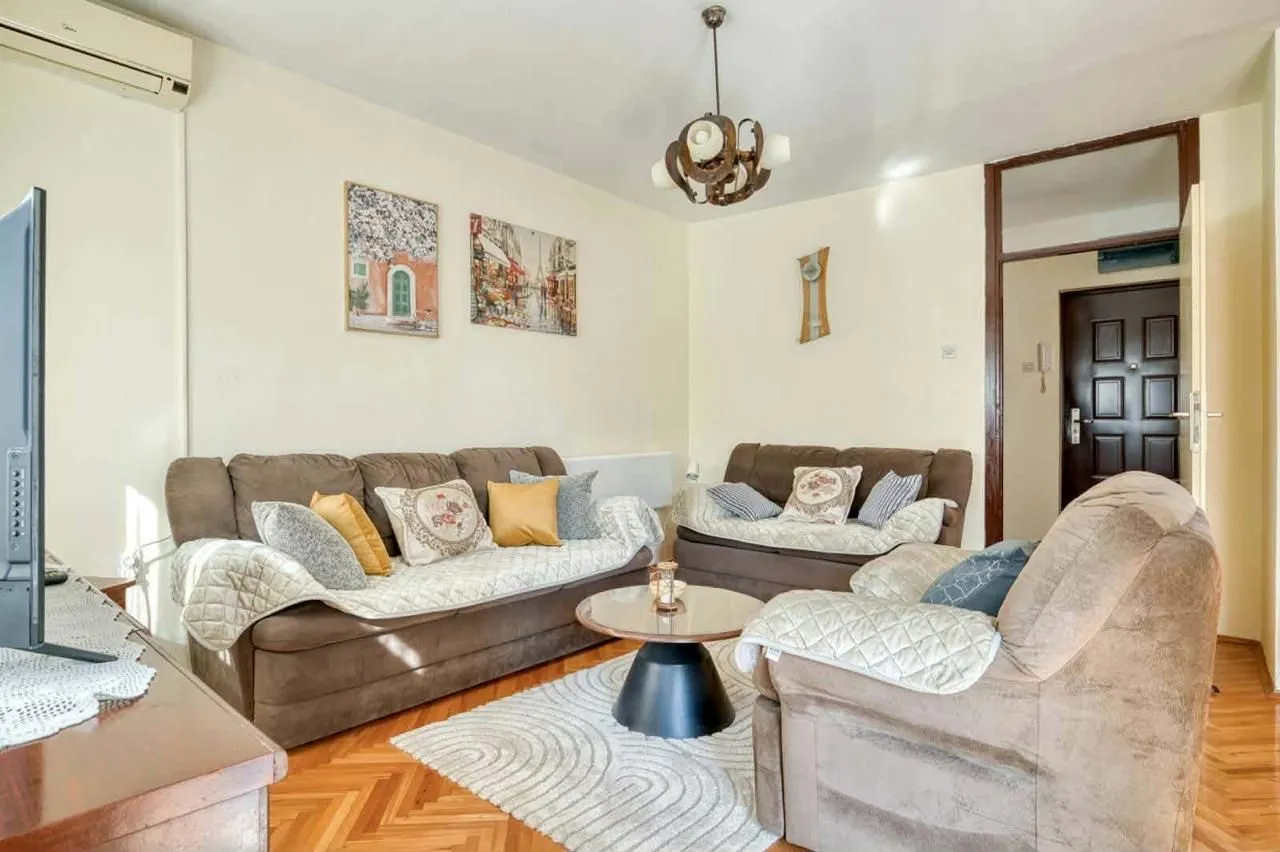 Izdavanje, dvosoban stan, 64m², Centar, Bar