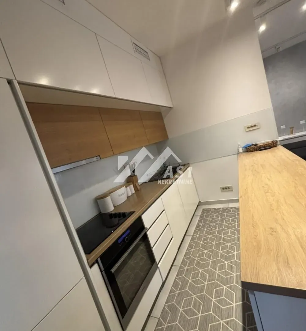 Izdavanje, trosoban stan, 102m², Centar, Novi Sad