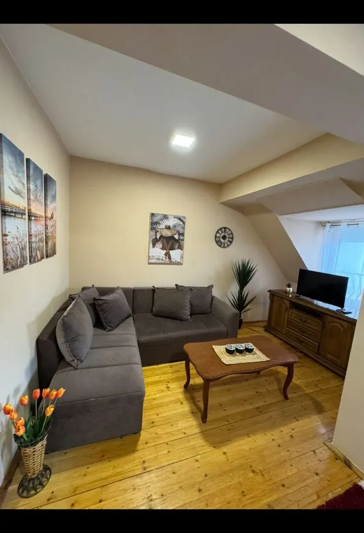 Izdavanje, dvosoban stan, 65m², Centar, Kolašin