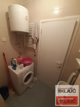 Kupatilo sa veš mašinom, bojlerom i vratima. - image 6