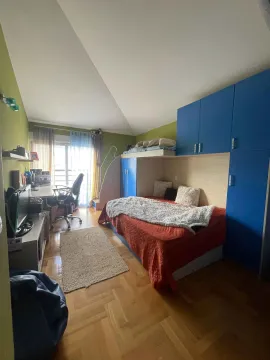Dječija soba sa krevetom, plakarima i radnim stolom. - image 4
