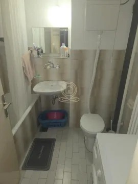 Manje kupatilo sa kadom, umivaonikom, wc šoljom i veš mašinom. - image 17