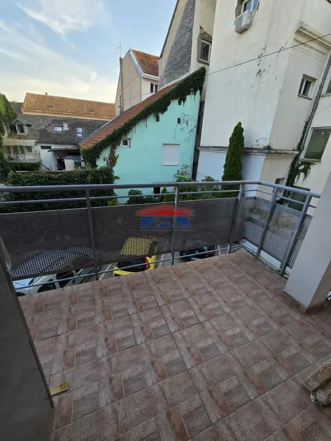 Izdavanje, četvorosoban stan, 69m², Centar, Novi Sad