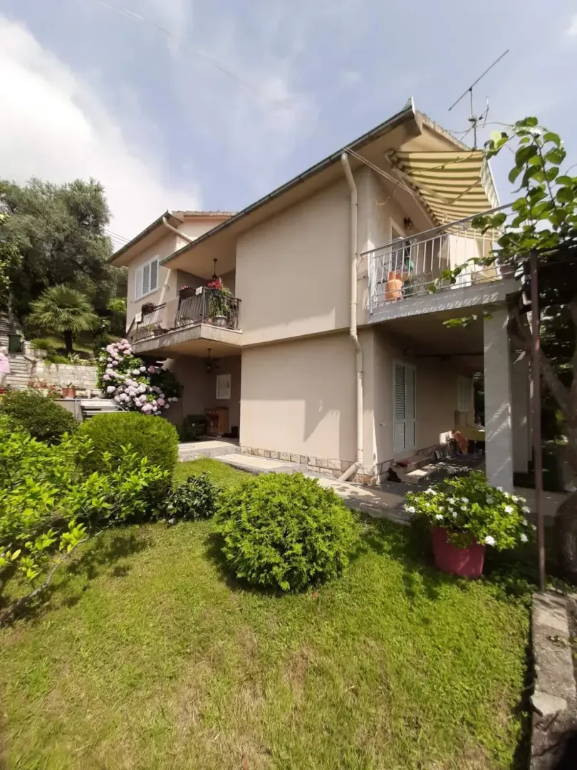 Pogled na dvorište i spoljašnjost kuće sa terasama.