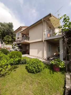 Pogled na dvorište i spoljašnjost kuće sa terasama. - image 9