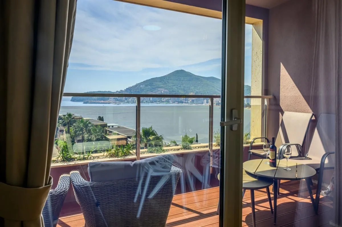 Rent, two bedroom apartment, 95m², Bečići, Budva