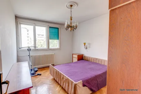 Spavaća soba sa bračnim krevetom, drvenim podom i prozorom. - image 11