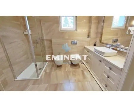 Moderno kupatilo sa tuš kabinom, umivaonikom i sanitarijama. - image 14