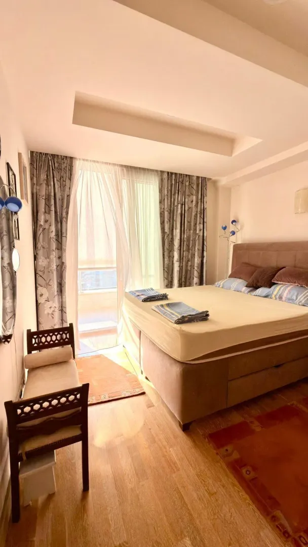 Furnished bedroom with a double bed and access to the terrace.