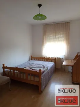 Spavaća soba sa drvenim krevetom i prozorom. - image 5