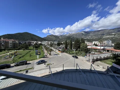Pogled sa terase na grad, ulicu i okolne planine. - image 14