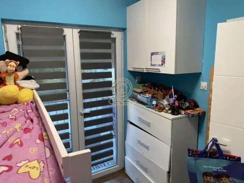 Dečja soba sa krevetom, belom komodom i izlazom na balkon. - image 8