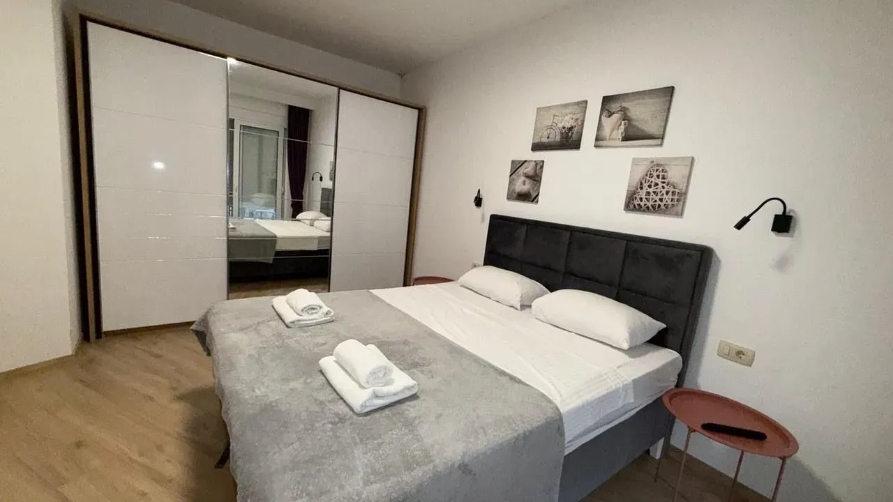 Izdavanje, jednosoban stan, 50m², Tivat, Crna Gora