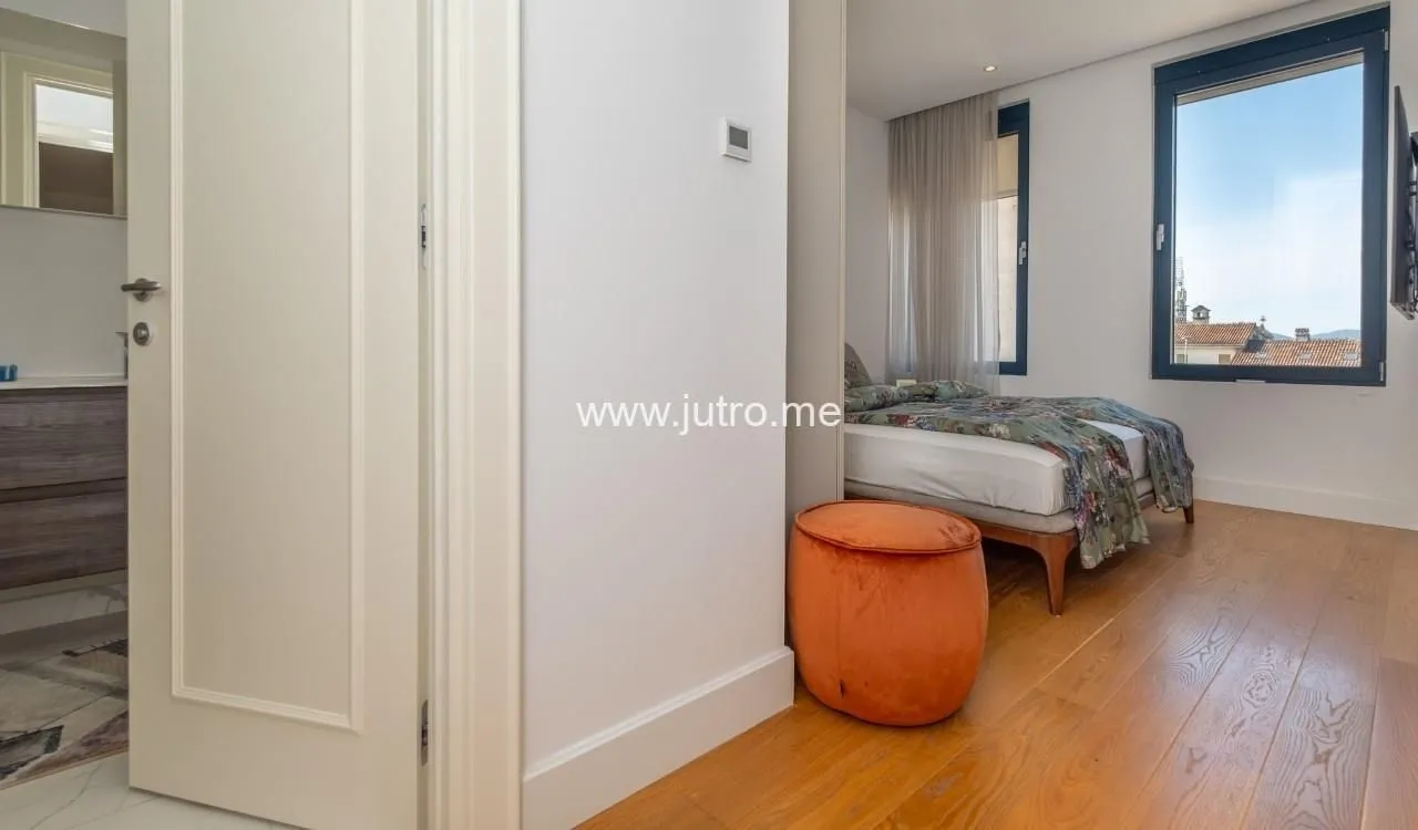 Prodaja, dvosoban stan, 103m², Centar, Tivat
