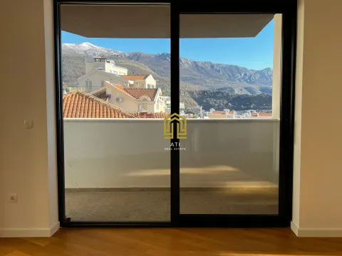 Pogled kroz veliku staklenu balkonsku vrata na planine i grad. - image 6