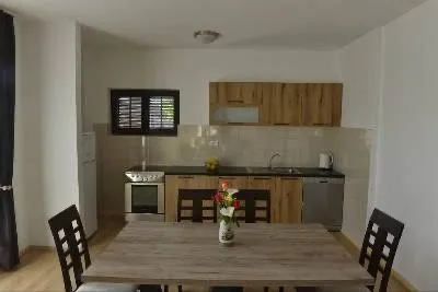 Izdavanje, četvorosoban stan, 210m², Marići, Tivat - image 4